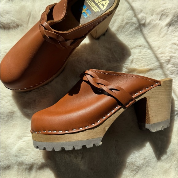 MIA Camel Clogs - Picture 1 of 10